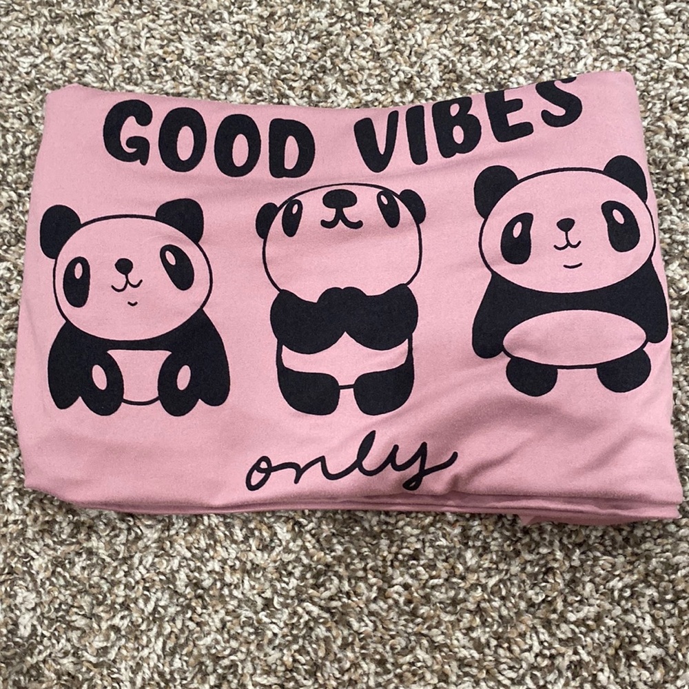 This is a alpha Yasmín color, black pandas with black lettering